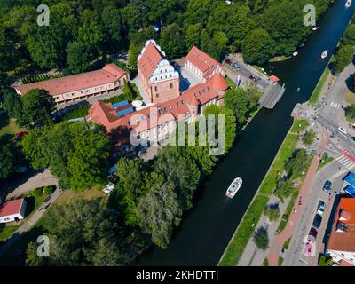 Boot auf dem Kanal zwischen Kisajno-See, Kissain-See und Niegocin-See, Löwentin-See, Drehbrücke, linkes Schloss, Gizycko, Lötzen, Warminsko-Mazurskie, Wa Stockfoto