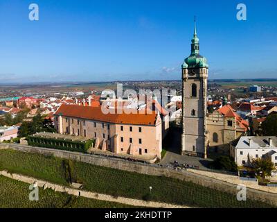 Drohnenschuss, Schloss Melnik, St. Peter-und-Paul-Kirche, Melnik, Melnick, Zentralböhmen, Tschechische Republik, Europa Stockfoto