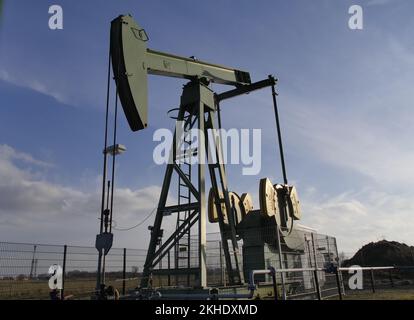 Pumpe zur Ölgewinnung im Naturschutzgebiet Kirchwerder Wiesen in Hamburgs vier- und Marschlanden. Kirchwerder, Hamburg, Deutschland, Europa Stockfoto