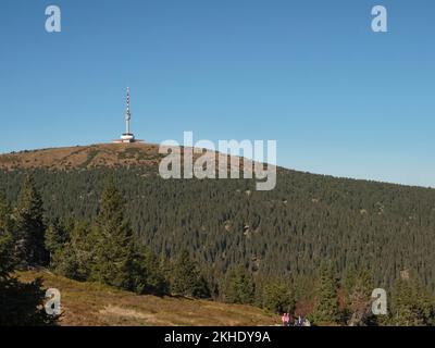 Fernsehturm auf dem Wiesenberg im Altvater-Gebirge, Praded, im Naturschutzgebiet Altvater, hohe Heide, Malá Morávka, Mähren, Tschechische Republik, Stockfoto