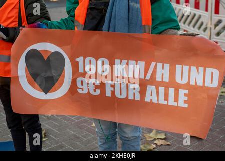 Klimaaktivist der Gruppe Letzte Generation hält Poster für Speed 100 und 9 Euro Ticket, Magdeburg, Sachsen-Anhalt, Deutschland, Europa Stockfoto