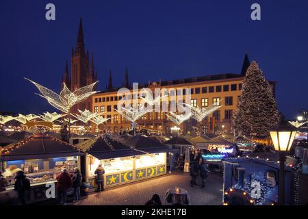 Weihnachtsmarkt mit neuem Rathaus und Marktkirche, auf dem Schlossplatz in Wiesbaden, Hessen, Deutschland, Europa Stockfoto