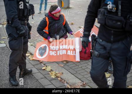 Klimaaktivist der Gruppe Letzte Generation zeigt Poster für Geschwindigkeit 100 und 9 Euro Ticket für alle, Magdeburg, Sachsen-Anhalt, Deutschland, Europa Stockfoto