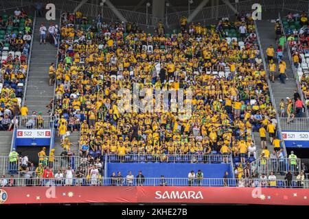 Samara, Russland – 21. Juni 2018. Stell dich während der FIFA-Weltmeisterschaft 2018 in Dänemark gegen Australien (1-1) mit australischen Fans zusammen. Stockfoto