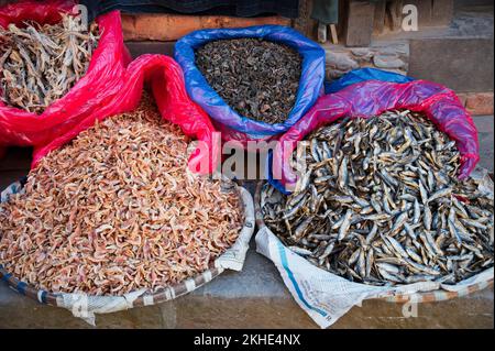 Markt in Kathmandu, Nepal mit verschiedenen getrockneten Fischen Stockfoto