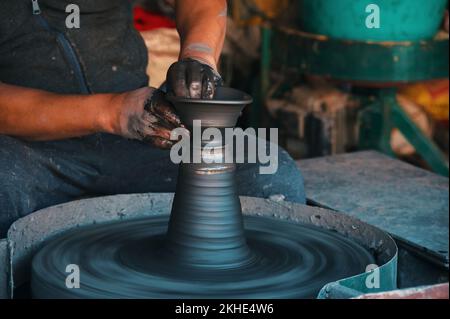 Die Mitte der professionellen Töpferschüssel in der Töpferwerkstatt - Kathmandu, Nepal Stockfoto