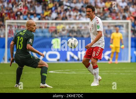 Samara, Russland – 21. Juni 2018. Der dänische Fußballnationalmannschaft Mittelfeldspieler Thomas Delaney und der australische Mittelfeldspieler Aaron Mooy während der FIFA-Weltmeisterschaft 201 Stockfoto