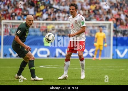 Samara, Russland – 21. Juni 2018. Der dänische Fußballnationalmannschaft Mittelfeldspieler Thomas Delaney und der australische Mittelfeldspieler Aaron Mooy während der FIFA-Weltmeisterschaft 201 Stockfoto