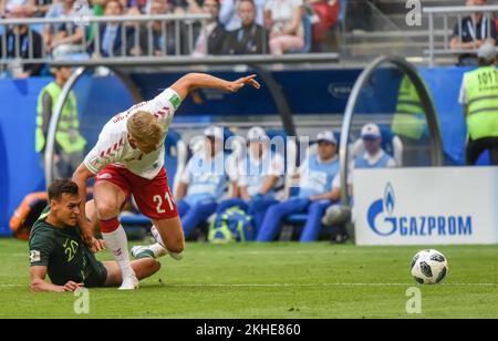 Samara, Russland – 21. Juni 2018. Andreas Cornelius, Striker der dänischen Fußballnationalmannschaft, und Trent Sainsbury, der australische Spitzenreiter bei der FIFA World C Stockfoto