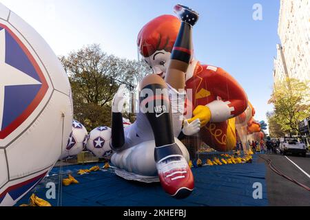 Der Ballon von Ronald McDonald blickt während der Inflation auf den Ballon der Spieler der US-Fußballnationalmannschaft der Macy's Thanksgiving Day Parade 96. auf der 77. Street in New York am 23. November 2022 Stockfoto