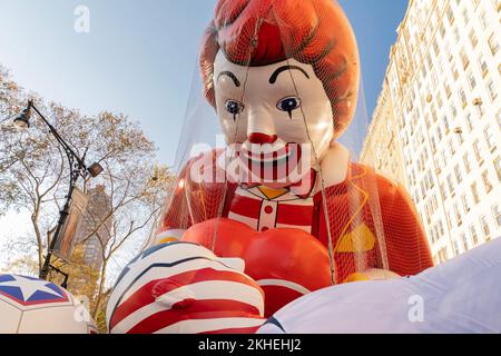 New York, USA. 23.. November 2022. Der Ballon von Ronald McDonald blickt während der Inflation auf den Ballon der Spieler der US-Fußballnationalmannschaft der Macy's Thanksgiving Day Parade 96. auf der 77. Street in New York am 23. November 2022. (Foto: Lev Radin/Sipa USA) Guthaben: SIPA USA/Alamy Live News Stockfoto