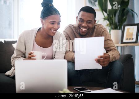 Ehepaar, Budget-Papier und Laptop für Rechnungszahlung, Online-Banking und Planung von Steuern, Finanzen und Investitionen. Schwarzer Mann, Frau und glücklich mit Ersparnissen Stockfoto