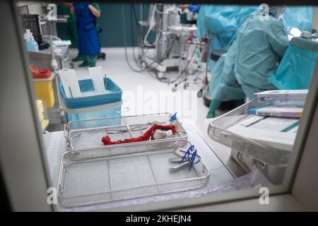 Eine blutgetränkte Kompresse liegt in einem Instrumentensieb Stockfoto
