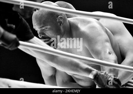 Orenburg, Russland - 15. Juni 2018: Kampf der MMA-Kämpfer Marcus Vinicius Lopez (Brasilien) - Maxim Yakobyuk (Russland) beim Turnier „Battle in the Heat Stockfoto