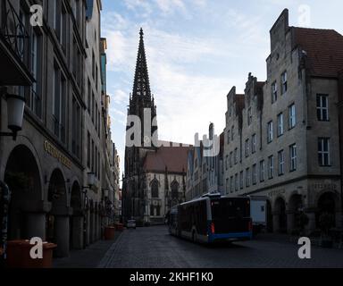 Architektonische Details des Prinzipalmarktes, historischer Hauptmarkt der Stadt in Nordrhein-Westfalen. Im Hintergrund: St. Lambert's Church Stockfoto