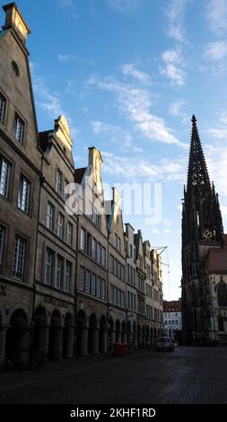 Architektonische Details des Prinzipalmarktes, historischer Hauptmarkt der Stadt in Nordrhein-Westfalen. Im Hintergrund: St. Lambert's Church Stockfoto