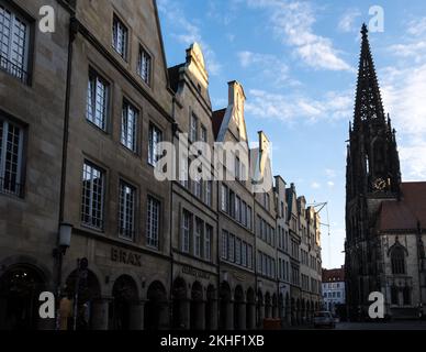 Architektonische Details des Prinzipalmarktes, historischer Hauptmarkt der Stadt in Nordrhein-Westfalen. Im Hintergrund: St. Lambert's Church Stockfoto