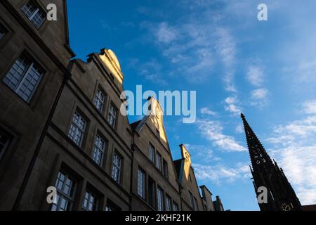 Architektonische Details des Prinzipalmarktes, historischer Hauptmarkt der Stadt in Nordrhein-Westfalen. Im Hintergrund: St. Lambert's Church Stockfoto