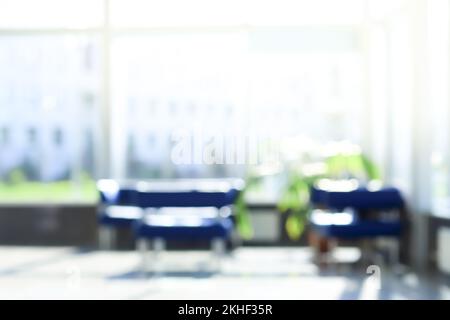 Verschwommenes Bild eines geräumigen Bürohauses mit Glaswänden. Stockfoto
