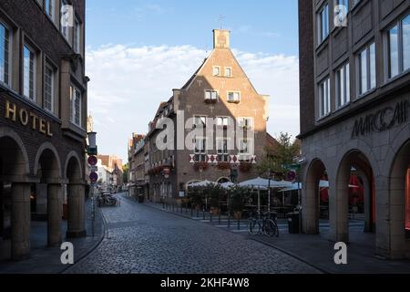 Architektonische Details des Spiekerhof, einer Einkaufsstraße in der Altstadt der Stadt Münster entlang einer mittelalterlichen Handelsstraße Stockfoto