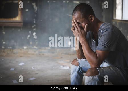 Drogenabhängiger Mann, der nach Einnahme verschiedener Medikamente schläft. Menschen ruhen sich aus, nachdem sie schwere Drogen genommen haben. Das Konzept der Suchtbekämpfung. Internationaler Tag Stockfoto