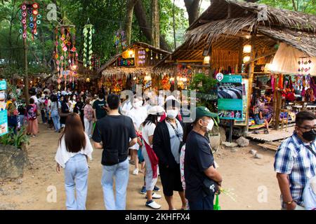 Thailändische Ausländer reisen in Warterei nehmen Sie an der Tradition Teil, verdienen rituelle Gebete, Almsgiving des lokalen Marktbasars in Suan Phue Stockfoto