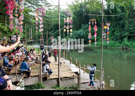 Thailändische Ausländer reisen in Warterei nehmen Sie an der Tradition Teil, verdienen rituelle Gebete, Almsgiving des lokalen Marktbasars in Suan Phue Stockfoto