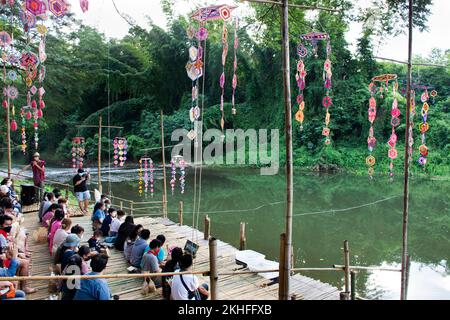 Thailändische Ausländer reisen in Warterei nehmen Sie an der Tradition Teil, verdienen rituelle Gebete, Almsgiving des lokalen Marktbasars in Suan Phue Stockfoto