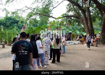 Thailändische Ausländer reisen in Warterei nehmen Sie an der Tradition Teil, verdienen rituelle Gebete, Almsgiving des lokalen Marktbasars in Suan Phue Stockfoto