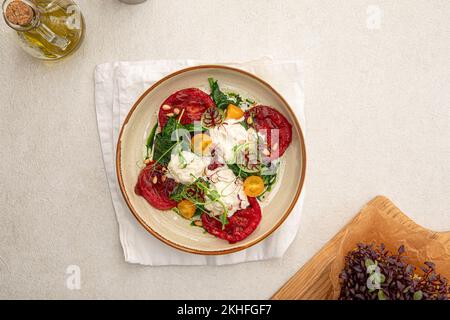 Portion gegrillte Tomaten und Stracciatella Stockfoto