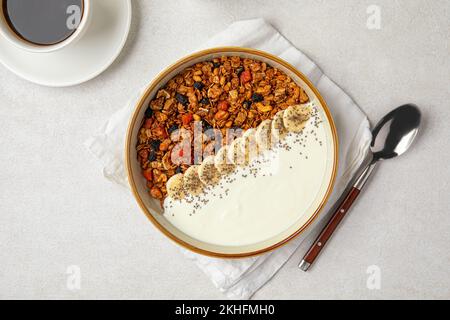 Portion Müsli mit Banane und Joghurt Stockfoto