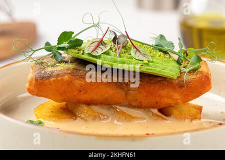 Eine Portion Gourmet-Forelle und Avocado Stockfoto