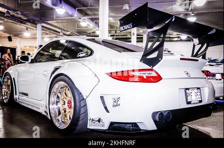 Rückansicht eines weißen Porsche 911 GT3 RSR auf der Hot Import Car Show in Honolulu, Hawaii Stockfoto