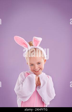 Lustiger Hase. Studioaufnahme eines niedlichen kleinen Mädchens, das in einem Hasen-Kostüm verkleidet ist. Stockfoto