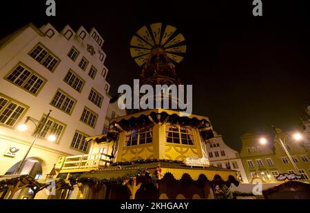 24. November 2022, Mecklenburg-Vorpommern, Rostock: Eine große Weihnachtspyramide am Neuen Markt. Der Weihnachtsmarkt von Rostock mit seiner 3,2 km langen Promenade, 16 Karussells und 50 dekorierten Verkaufsständen ist bis zum 22. Dezember 2022 geöffnet. Foto: Bernd Wüstneck/dpa Stockfoto