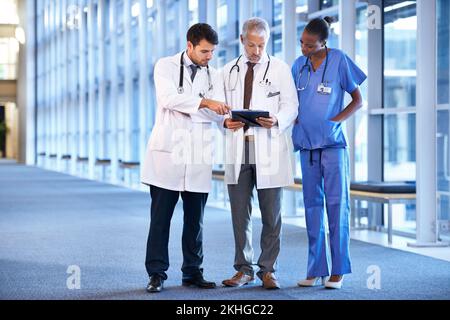 Eine zweite Meinung einholen. Ein medizinisches Team steht im Krankenhausflur. Stockfoto