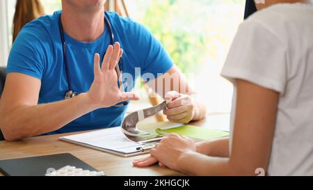 Der Praktiker betrachtet die Beschreibung von Ultraschallaufnahmen eines beruhigenden Patienten Stockfoto