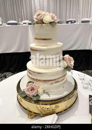 Eine Hochzeitstorte mit rosa und weißen Blumen Stockfoto