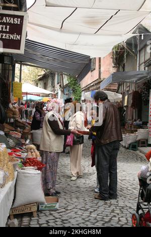 Straßenszene, Haupteinkaufsstraße, Beypazari, Türkei. Traditionelle türkische Stadt, Marktstände, traditionelle Häuser, Touristen, getrocknete Früchte, Beypazari Stockfoto