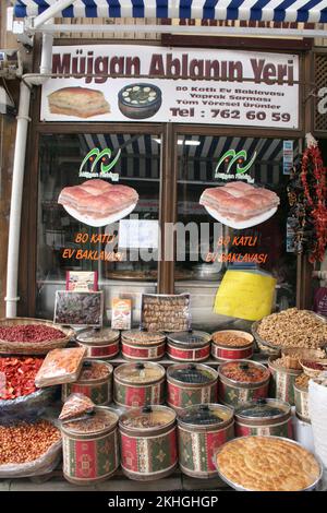 Straßenszene; Haupteinkaufsstraße; Beypazari; Türkei; Laden, der Süßigkeiten und getrocknete Früchte verkauft. Stockfoto