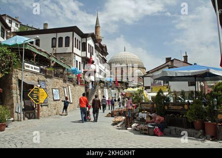 Straßenszene mit Marktständen (Kräuter und Gewürze), Haupteinkaufsstraße, Beypazari, Türkei Stockfoto