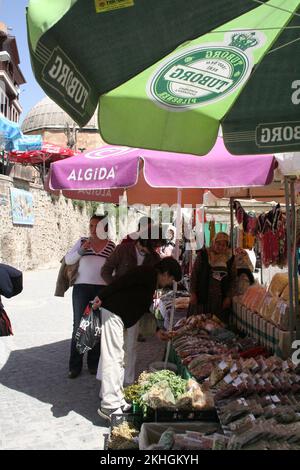 Straßenszene, Haupteinkaufsstraße, Beypazari, Türkei, mit Marktständen. Stockfoto