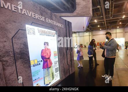 HANGZHOU, CHINA - 24. NOVEMBER 2022 - Besucher beobachten die Anwendung der Metavertechnologie beim China International Cartoon and Animation Festival Stockfoto