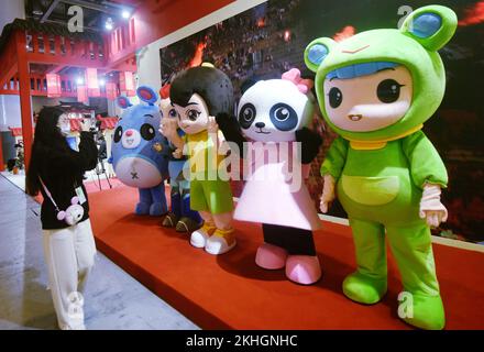 HANGZHOU, CHINA - 24. NOVEMBER 2022 - Besucher fotografieren animierte Figuren beim China International Cartoon and Animation Festival in Hangzho Stockfoto