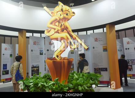 HANGZHOU, CHINA - 24. NOVEMBER 2022 - Besucher beobachten die Finalisten des „Golden Monkey Award“ bei der China International Cartoon and Animation Festi Stockfoto