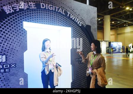 HANGZHOU, CHINA - 24. NOVEMBER 2022 - Besucher interagieren mit dem „selbst“ mit digitaler Zwillingstechnologie im Metaverse Ausstellungsbereich des China in Stockfoto