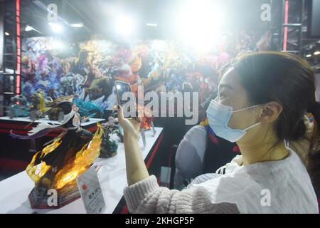 HANGZHOU, CHINA - 24. NOVEMBER 2022 - Besucher sehen Anime-Modelle beim China International Cartoon and Animation Festival in Hangzhou, Zhejiang PR Stockfoto