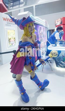 HANGZHOU, CHINA - 24. NOVEMBER 2022 - Beim China International Cartoon and Animation Festival in Han Interagiert Ein Cosplay-Schauspieler mit einer Spielfigur Stockfoto