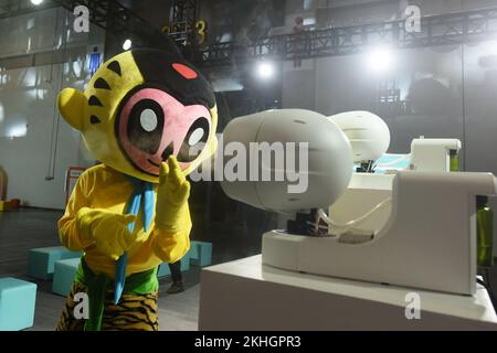 HANGZHOU, CHINA - 24. NOVEMBER 2022 - „Lele“, Maskottchen des China International Cartoon and Animation Festivals, hat am Stand von „SC“ ein Dufterlebnis Stockfoto