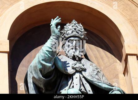 Statue von Papst Gregorio XIII. Im Rathaus von Bologna. Italien Stockfoto